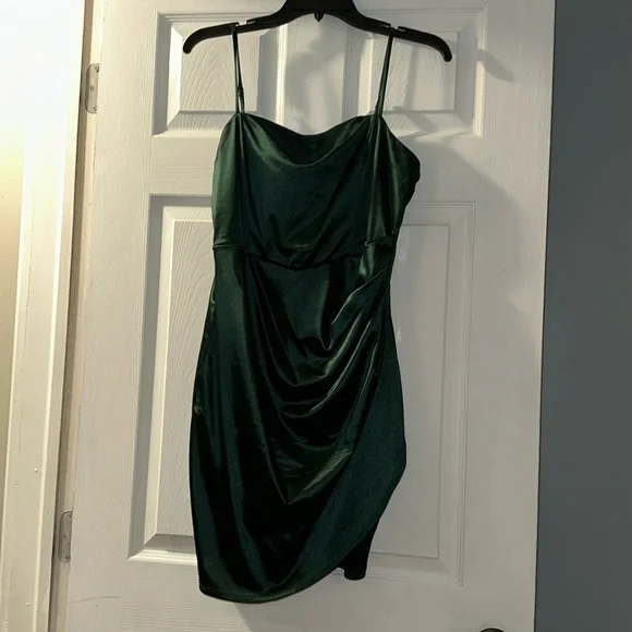 green emerald velvet dress Lady Black Tie - Leanne Midi Dress - Emerald Green main image 0